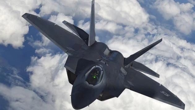 F-22: Γιατί το F-35 δεν θα «έπιανε μια» απέναντι του σε μια αερομαχία – Οι τεχνικές διαφορές (Εικόνες-Βίντεο)